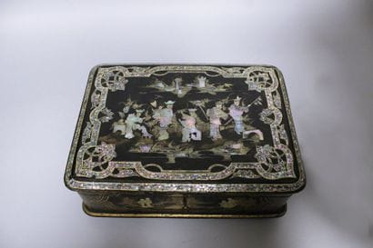 Coffret rectangulaire en bois noirci et marqueté...