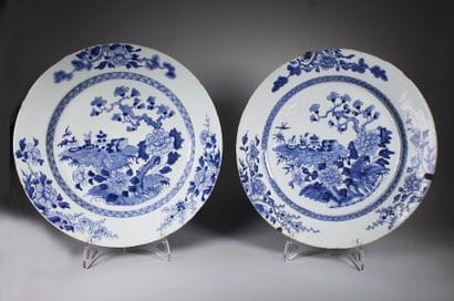 CHINE
Deux plats en porcelaine bleu et blanc...