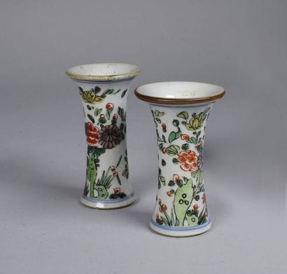 CHINE
Deux petits vases cornet en porcelaine...