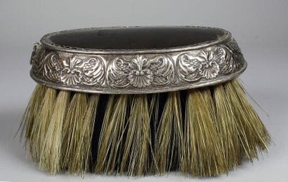 Brosse à crins de cheval, la monture en métal...