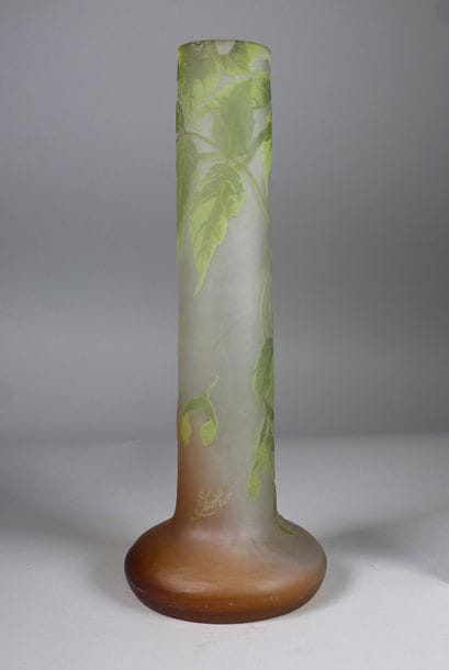 GALLE
Vase berluze en verre multicouche gravé...