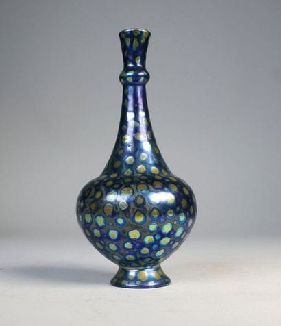 ZSOLNAY
Petit vase en grès émaillé à fond...