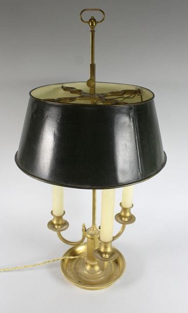 Lampe bouillotte en bronze doré à trois bras...