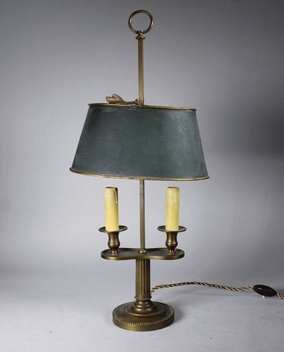 Lampe bouillotte en métal doré à abat jour...