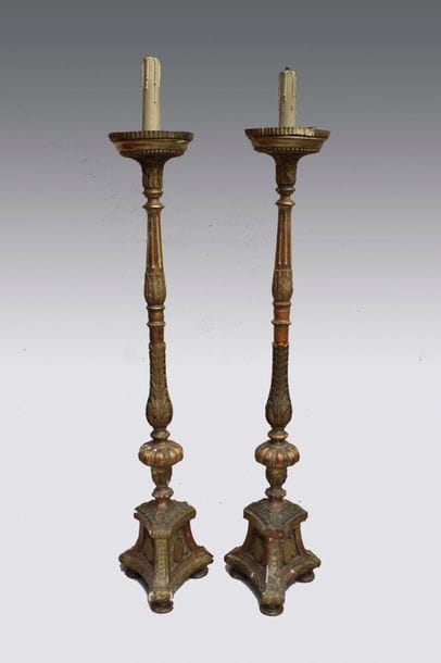 Paire de piques-cierges en bois sculpté de...