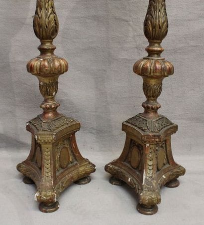Paire de piques-cierges en bois sculpté de...