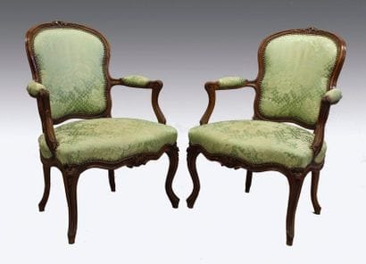 Paire de fauteuils cabriolet en noyer mouluré...