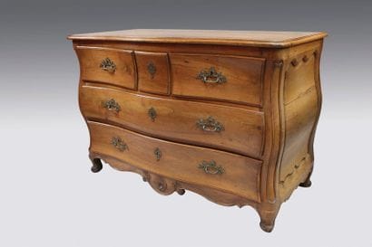 Importante commode tombeau en noyer mouluré...