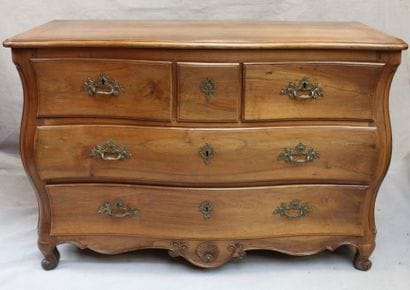 Importante commode tombeau en noyer mouluré...