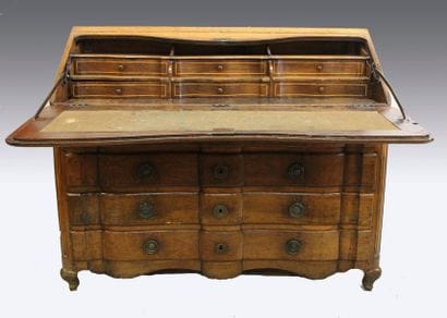 Commode-secrétaire en bois marqueté sur l'abattant...