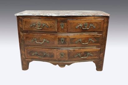 Commode de forme légèrement mouvementée en...
