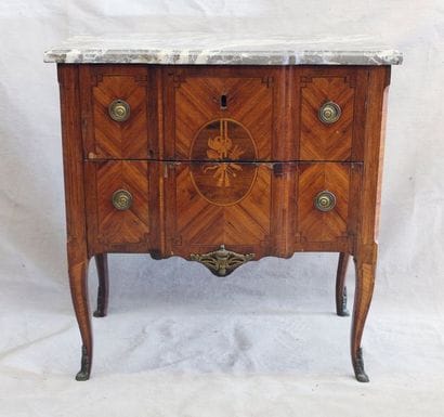 Petite commode en bois de placage, marqueté...