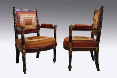Paire de fauteuils en bois peint et doré...