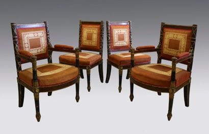 Paire de fauteuils en bois peint et doré...