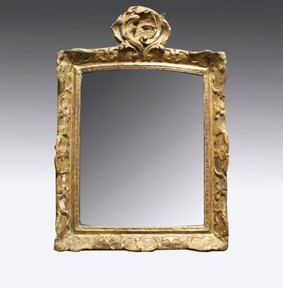 Miroir rectangulaire à fronton en bois sculpté...