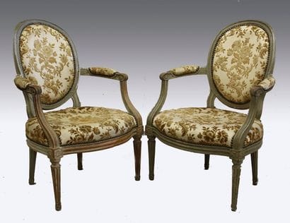 Paire de fauteuils à dossiers médaillons...