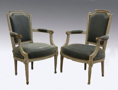 Paire de fauteuils cabriolets en bois laqué...