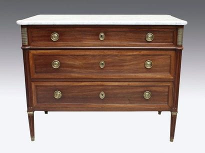 Commode en acajou et placage d'acajou ouvrant...