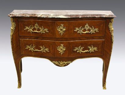 Commode sauteuse galbée en bois de placage,...