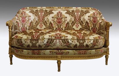 Petite banquette en bois doré et sculpté...
