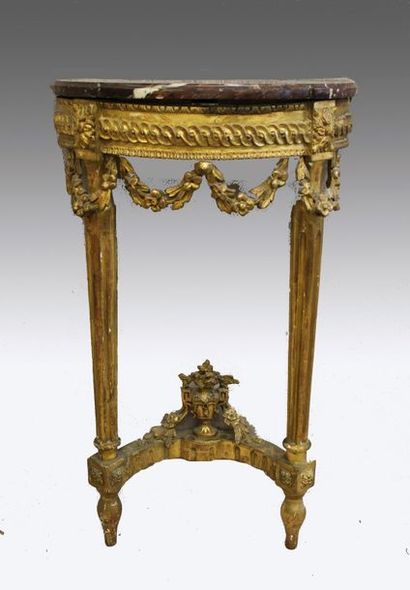 Console en bois et stuc doré à décor sculpté...