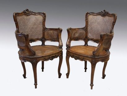 Paire de fauteuils en noyer mouluré et sculpté...