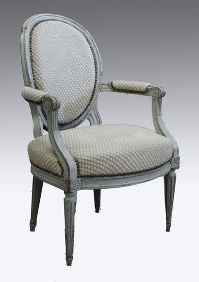 Fauteuil médaillon en bois laqué, mouluré...