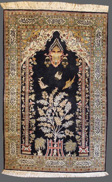 Tapis en soie à décor d'arbre et d'oiseaux...