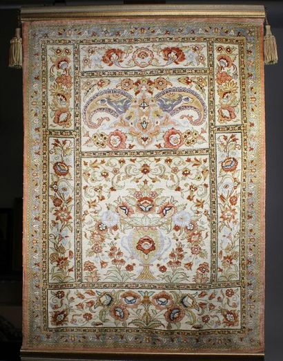 Tapis GHOUM en soie à motif de vase et rinceaux...