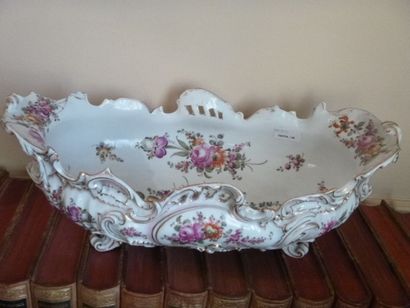 Dans le goût de Saxe, grande coupe en porcelaine...