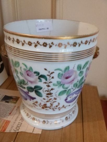 Seau en porcelaine à décor polychrome de...