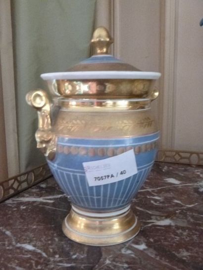 Un confiturier et une verseuse en porcelaine...