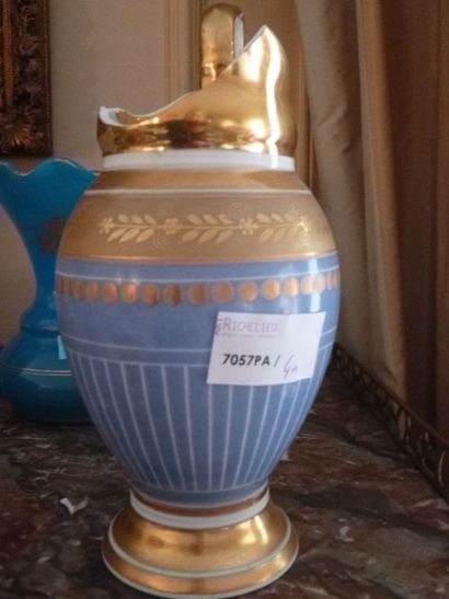 Un confiturier et une verseuse en porcelaine...