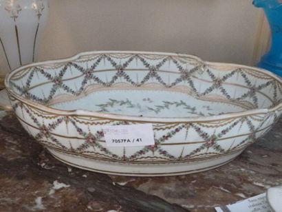 Plat creux ovale à décor polychrome de guirlandes...
