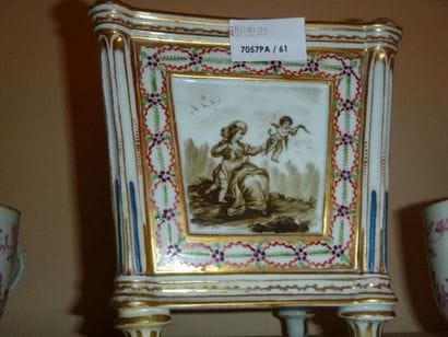 Caisse en porcelaine à décor de grisailles...
