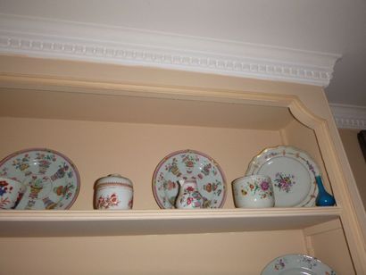 Ensemble dépareillé en porcelaine de la Compagnie...