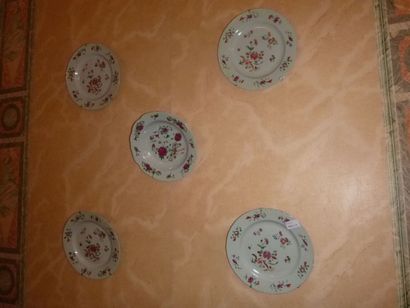 Un ensemble de neuf assiettes et un soupière...