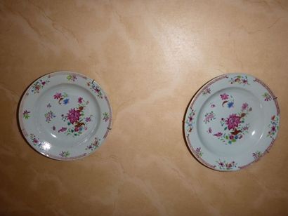 Un ensemble de neuf assiettes et un soupière...