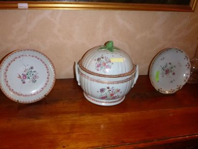 Un ensemble de neuf assiettes et un soupière...