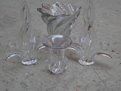 LOT DE DEUX VASES en cristal : l'un de forme...