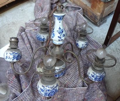 Lustre en laiton et faience à cinq lumières,...
