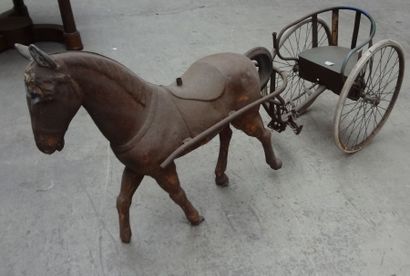 Ensemble cheval et sulky à grandes roues....