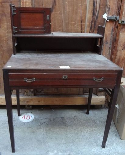 Petit bureau en bois teinté (accident et...