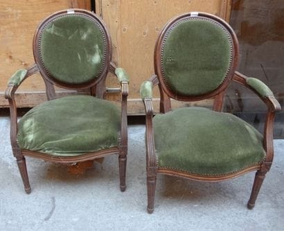 Paire de FAUTEUILS cabriolet à dossier médaillon...