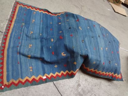 Tapis kilim à fond bleu, bordures zig zag...