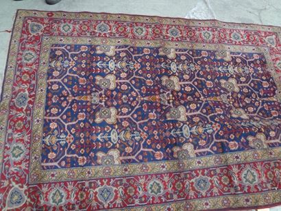 Tapis à fond bleu et décor de fleurs, bordures...