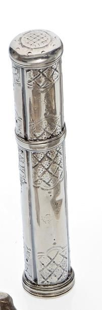 Etui à cire en argent souligne de moulures...