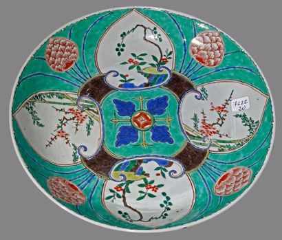 Chine


Jatte en porcelaine à décor en émaux...