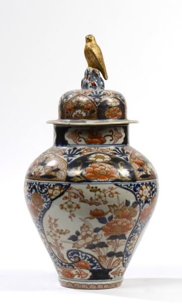 Japon 


Potiche couverte à décor Imari.


XIX...