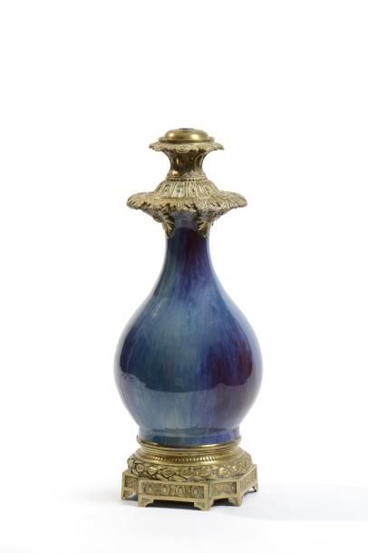 Vase balustre en porcelaine de Chine émaillée...